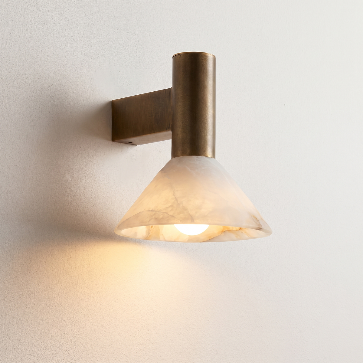 AX572 – Alabaster & Bronze Wall Sconce