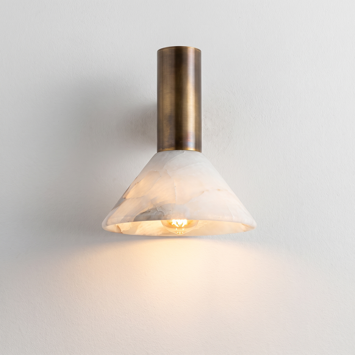 AX572 – Alabaster & Bronze Wall Sconce