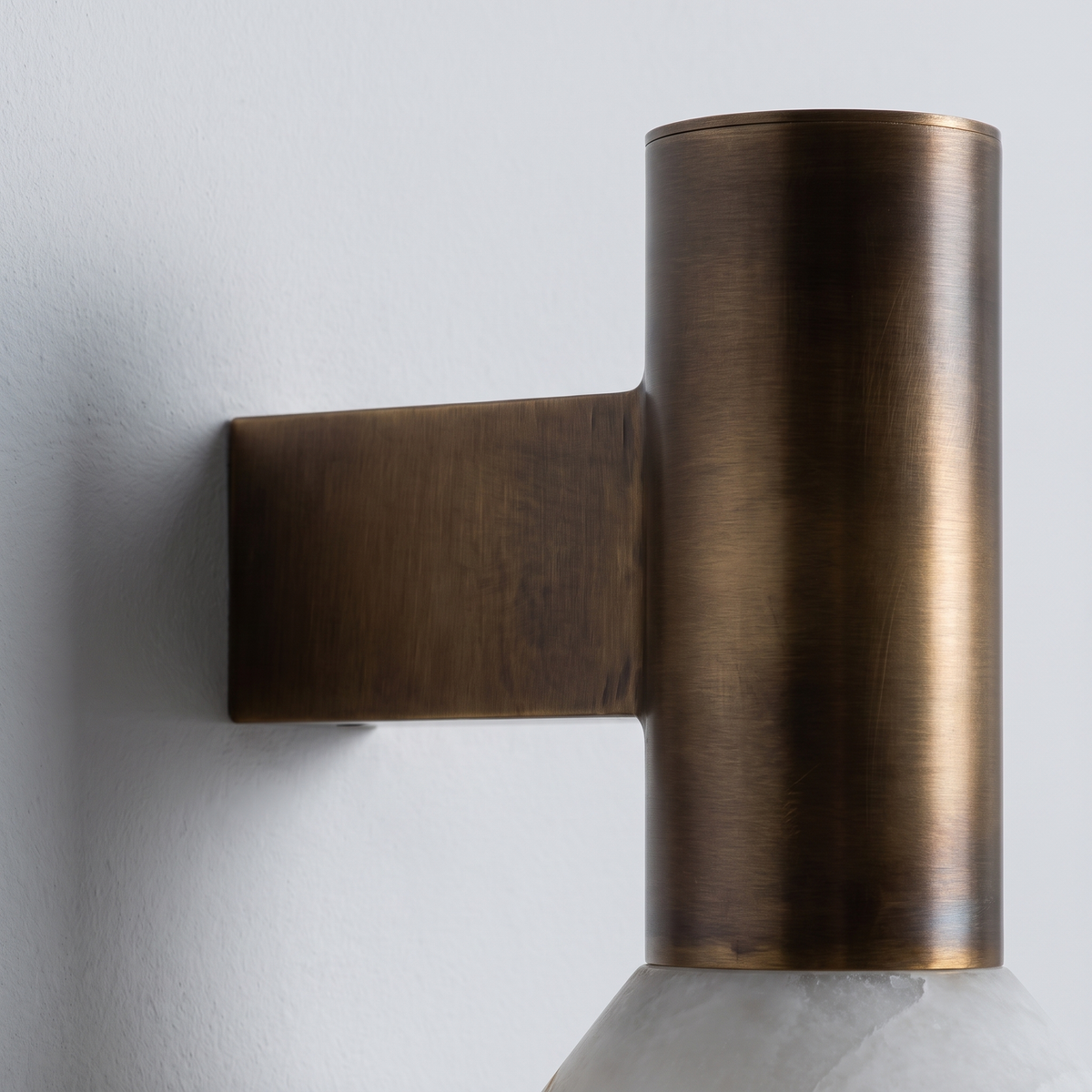 AX572 – Alabaster & Bronze Wall Sconce